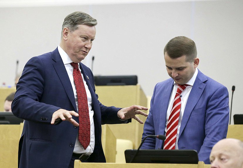 Первый заместитель Председателя Комитета по контролю и Регламенту Олег Нилов и Председатель Комитета по труду, социальной политике и делам ветеранов Ярослав Нилов
