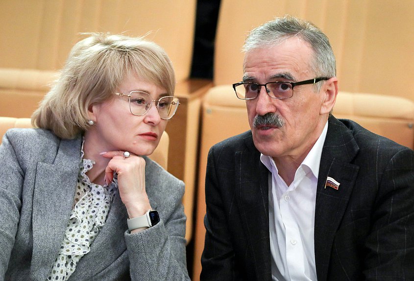 Член Комитета по просвещению Эльвира Аиткулова и заместитель Председателя Комитета Нурбаганд Нурбагандов