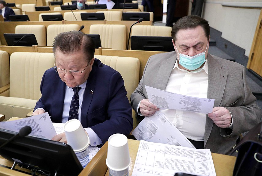 Первый заместитель Председателя Комитета по охране здоровья Федот Тумусов и Председатель Комитета по делам национальностей Геннадий Семигин