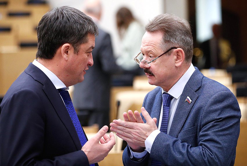 Член Комитета по развитию Дальнего Востока и Арктики Владимир Новиков (справа)