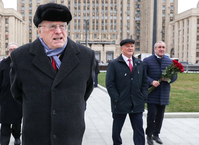 Руководитель фракции ЛДПР Владимир Жириновский, руководитель фракции КПРФ Геннадий Зюганов и руководитель фракции «Единая Россия» Сергей Неверов