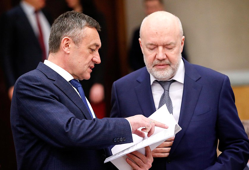 Председатель Комиссии по Регламенту и обеспечению деятельности Государственной Думы Виктор Пинский и Председатель Комитета по государственному строительству и законодательству Павел Крашенинников