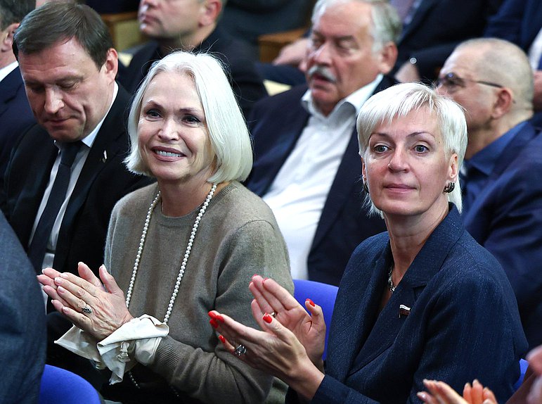 Члены фракции «Единая Россия» Ирина Белых и Ирина Ивенских