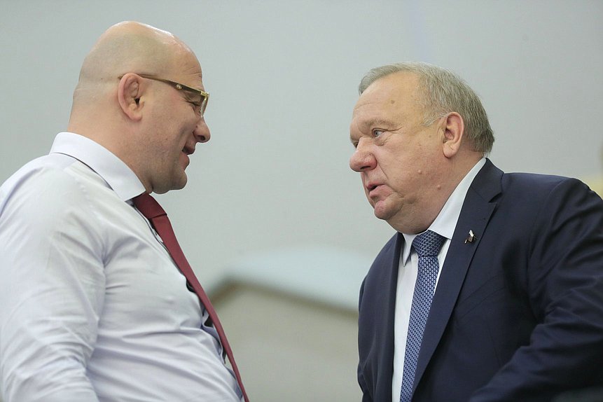 Член Комитета по экологии, природным ресурсам и охране окружающей среды Артур Таймазов и заместитель Председателя Комитета по развитию гражданского общества, вопросам общественных и религиозных объединений Владимир Шаманов
