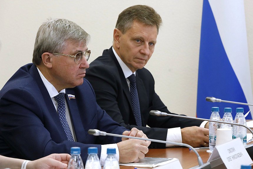 Первые заместители Председателя Комитета по науке и высшему образованию Олег Смолин и Владимир Сипягин