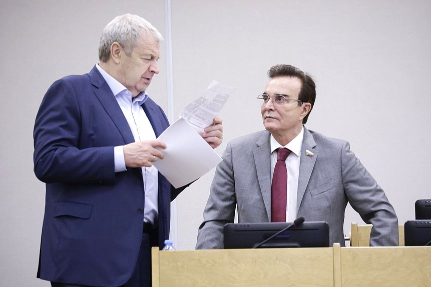 Член Комитета по строительству и ЖКХ Виталий Бахметьев и член Комитета по экономической политике Александр Максимов