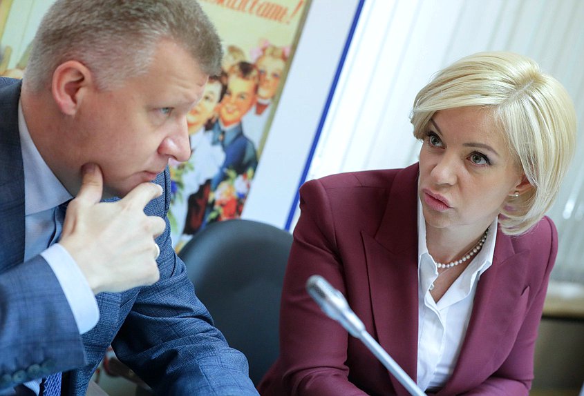 Заместитель Министра просвещения РФ Андрей Николаев и Председатель Комитета по просвещению Ольга Казакова