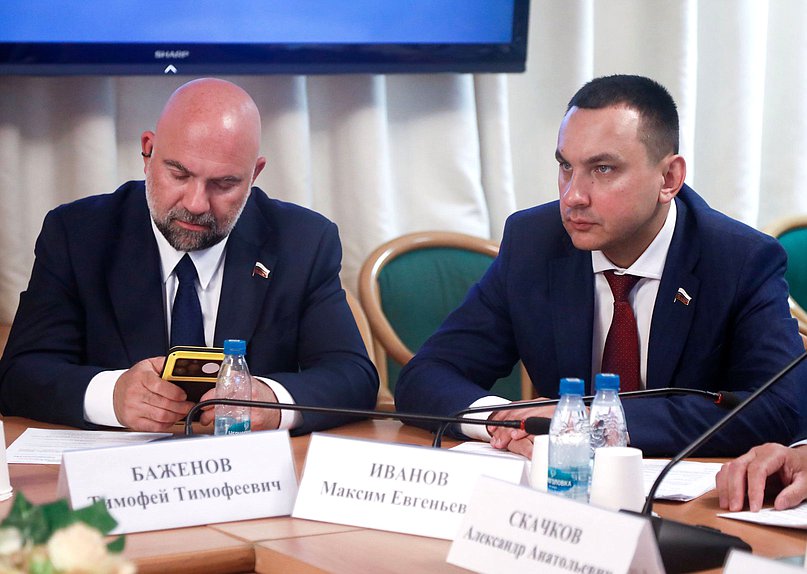 Члены Комитета по экологии, природным ресурсам и охране окружающей среды Тимофей Баженов и Максим Иванов