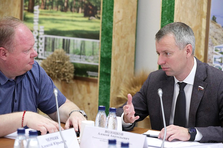 Члены Комитета по туризму и развитию туристической инфраструктуры Алексей Черняк и Алексей Волоцков