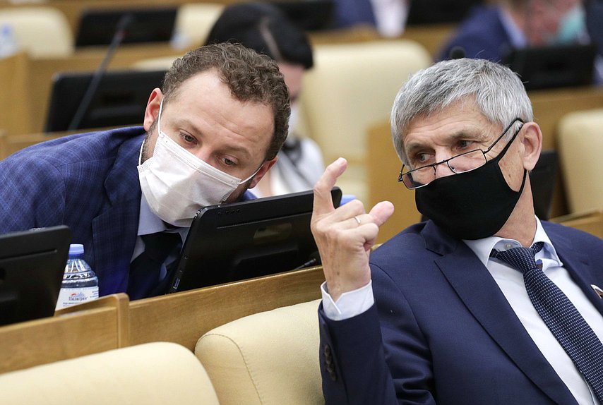 Заместитель Председателя Комитета по транспорту и строительству Павел Федяев и заместитель Председателя Комитета по аграрным вопросам Алексей Лавриненко