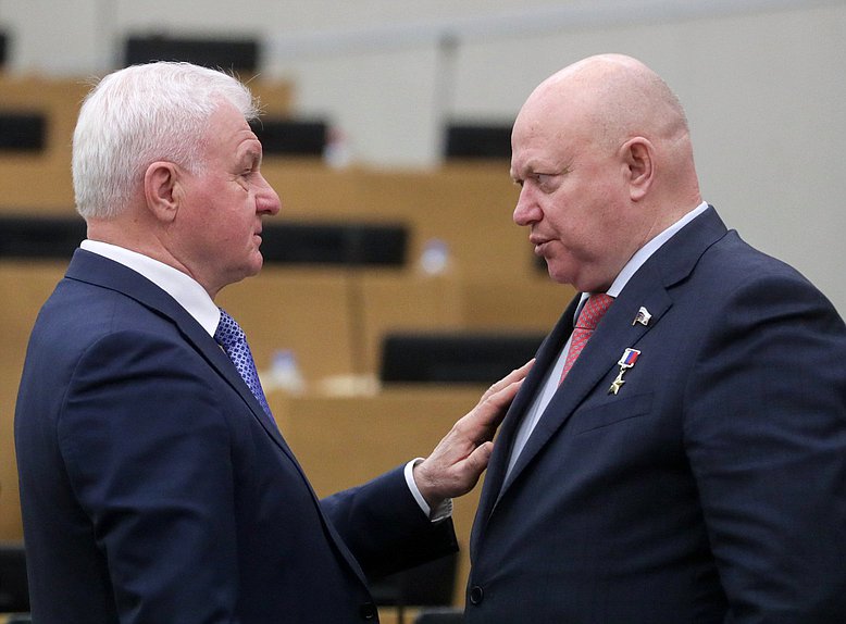 Первый заместитель Председателя Комитета по аграрным вопросам Владимир Плотников и Первый заместитель Председателя Комитета по обороне Андрей Красов