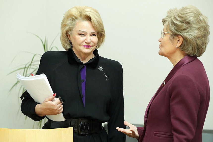 Председатель Комитета по делам семьи, женщин и детей Нина Останина и член Комитета Татьяна Ларионова