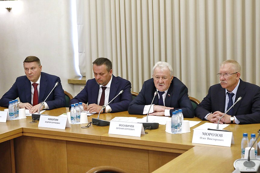 Полномочный представитель Правительства РФ в Государственной Думе Александр Синенко, и.о. Министра транспорта РФ Андрей Никитин, Председатель Комитета по транспорту и развитию транспортной инфраструктуры Евгений Москвичев и Председатель Комитета по контролю Олег Морозов