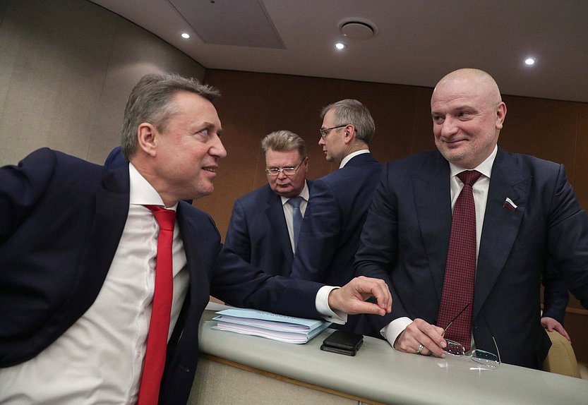 Член Комитета по безопасности и противодействию коррупции Анатолий Выборный и Председатель Комитета Совета Федерации по конституционному законодательству и государственному строительству Андрей Клишас