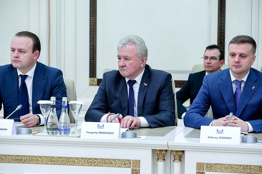 Заместитель Председателя Государственной Думы Владислав Даванков, Председатель Комитета по транспорту и развитию транспортной инфраструктуры Евгений Москвичев и Председатель Комитета по региональной политике и местному самоуправлению Алексей Диденко