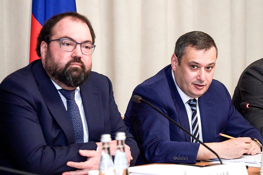 Министр цифрового развития, связи и массовых коммуникаций РФ Максут Шадаев и Председатель Комитета по информационной политике, информационным технологиям и связи Александр Хинштейн