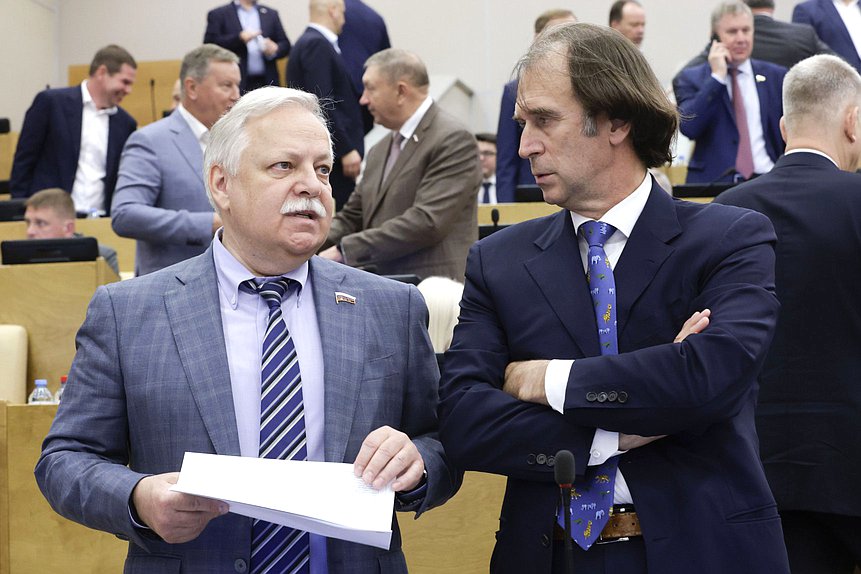 Член Комитета по финансовому рынку Владимир Сенин и заместитель Председателя Комитета по защите конкуренции Сергей Лисовский