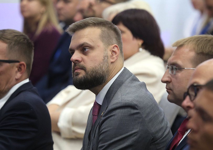 заместитель Председателя Комитета по делам СНГ, евразийской интеграции и связям с соотечественниками Артем Туров. Пленарное заседание Молодежного Форума Союзного государства «Роль молодежи в сохранении и защите исторической памяти»