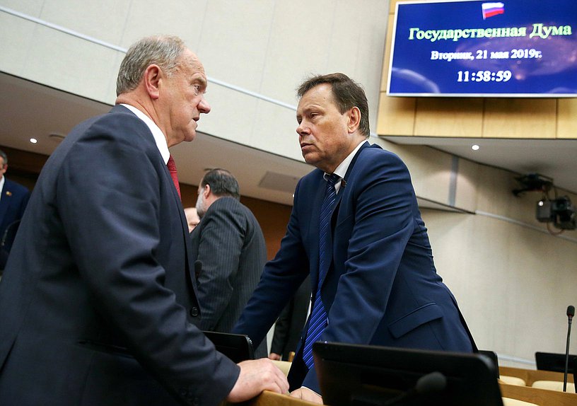 Руководитель фракции КПРФ Геннадий Зюганов и Первый заместитель Председателя Комитета по экономической политике, промышленности, инновационному развитию и предпринимательству Николай Арефьев
