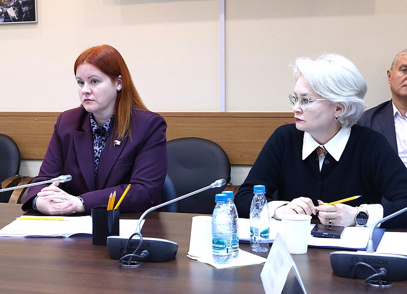 Члены Комитета по просвещению Елена Гущина и Эльвира Аиткулова
