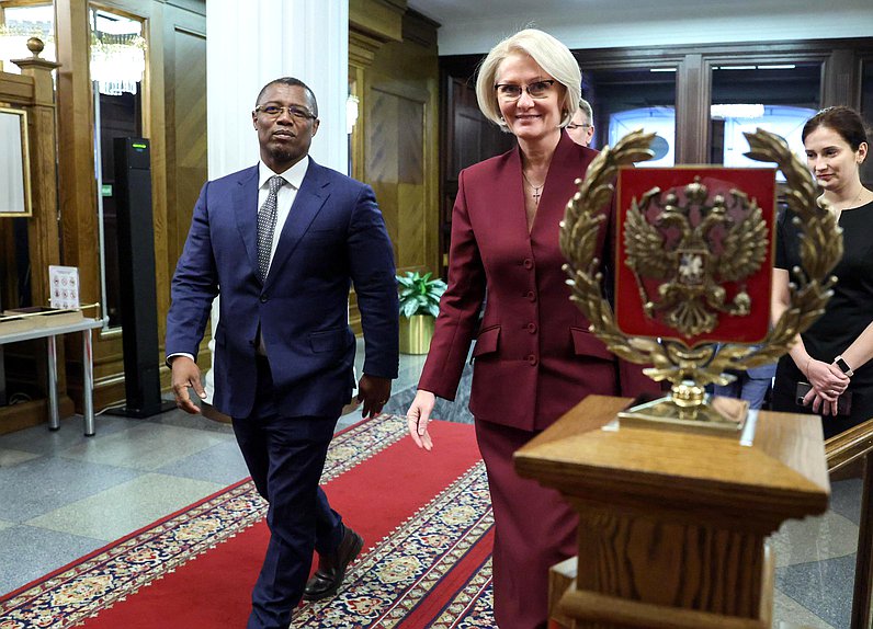 Заместитель Председателя Государственной Думы Виктория Абрамченко и Председатель Национального Собрания Республики Мадагаскар Ситени Тьерри Рандрианасулуниайку