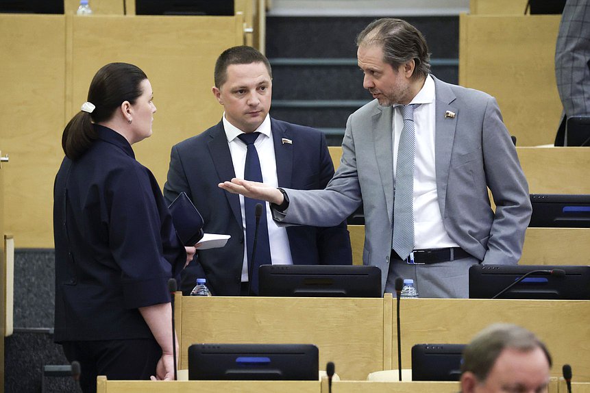 Член Комитета по защите семьи, вопросам отцовства, материнства и детства Василина Кулиева, член Комитета по государственному строительству и законодательству Дмитрий Новиков и член Комитета по экологии, природным ресурсам и охране окружающей среды Владимир Сысоев