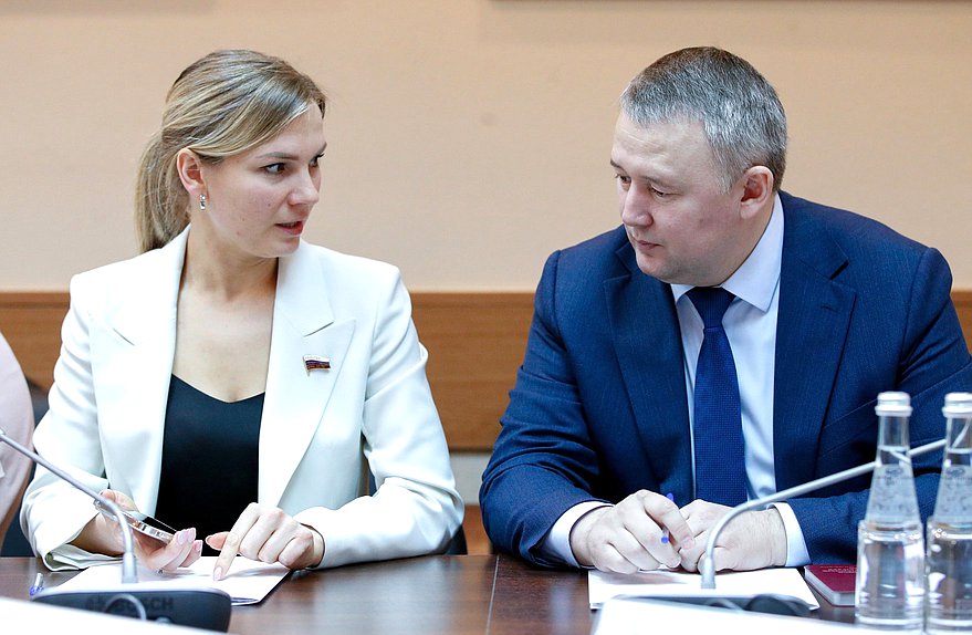 Член Комитета по охране здоровья Юлия Дрожжина и член Комитета по молодежной политике Вячеслав Дамдинцурунов