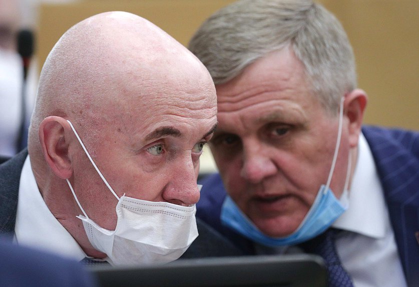 Первый заместитель Председателя Комитета по государственному строительству и законодательству Юрий Синельщиков и Первый заместитель Председателя Комитета по труду, социальной политике и делам ветеранов Николай Коломейцев