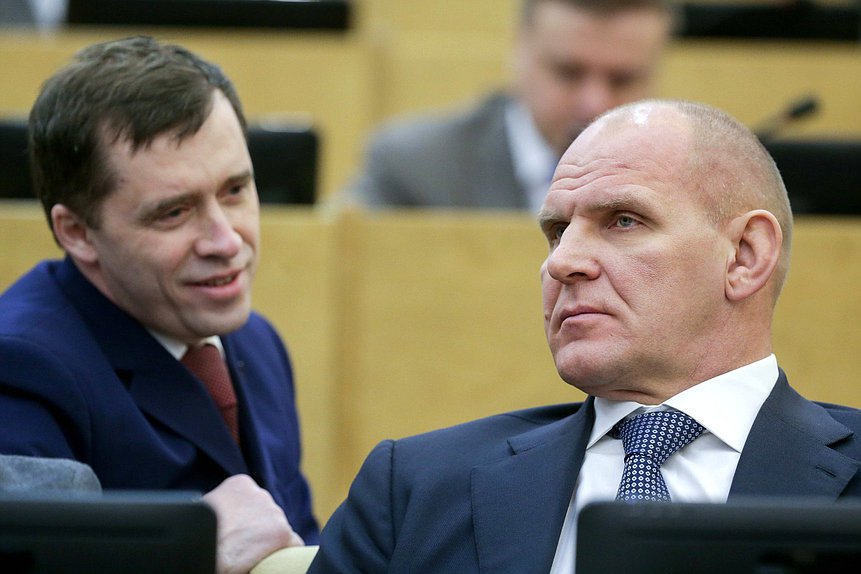 Заместитель Председателя Комитета по труду, социальной политике и делам ветеранов Михаил Терентьев и член Комитета по энергетике Александр Карелин