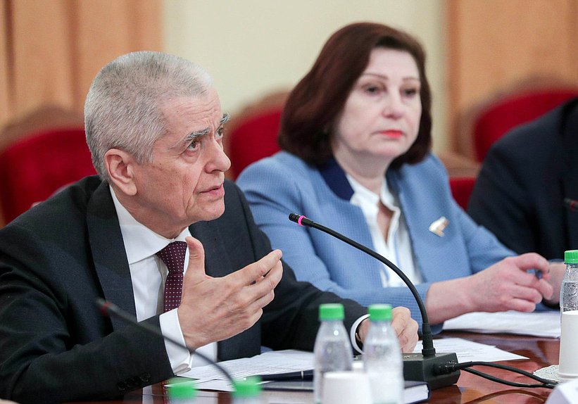 Первый заместитель Председателя Комитета по образованию и науке Геннадий Онищенко и член Комитета Ольга Пилипенко