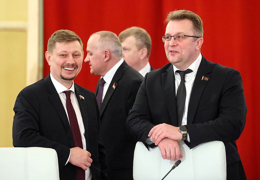 Заместитель Председателя Комитета по энергетике Владимир Плякин (слева)