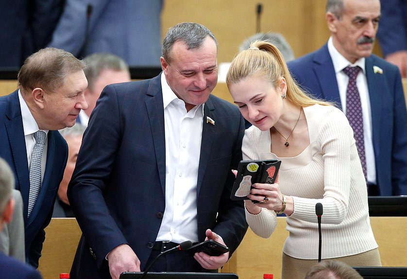 Член Комитета по международным делам Мария Бутина и член Комитета по финансовому рынку Олег Димов