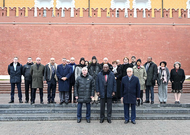 Председатель Национальной ассамблеи народной власти и Государственного Совета Республики Куба Эстебан Ласо Эрнандес и Первый заместитель Председателя Государственной Думы Иван Мельников возложили венок к Могиле Неизвестного солдата