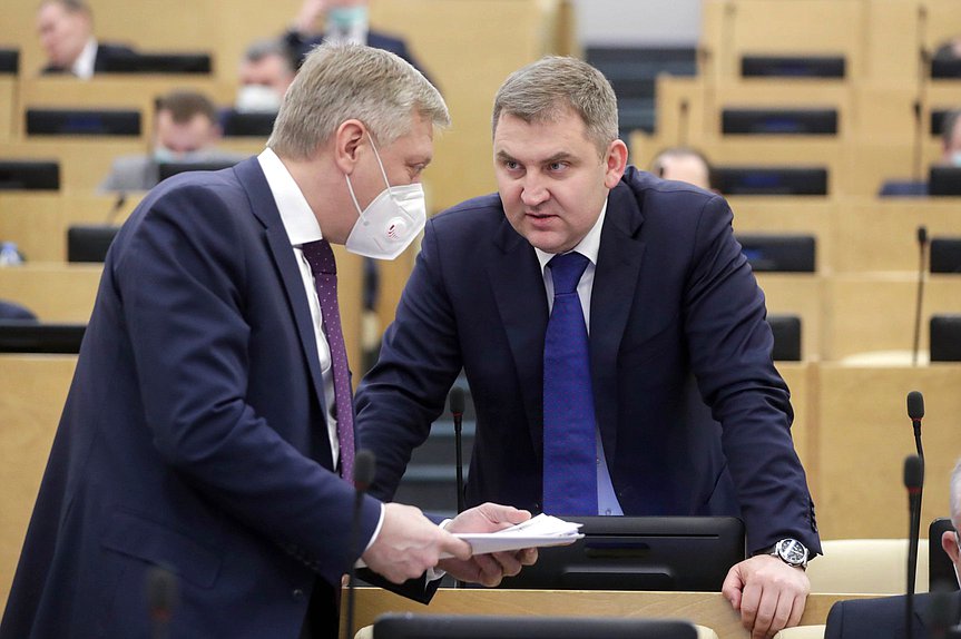 Член Комитета по государственному строительству и законодательству Дмитрий Вяткин и заместитель Председателя Комитета по контролю Дмитрий Ламейкин