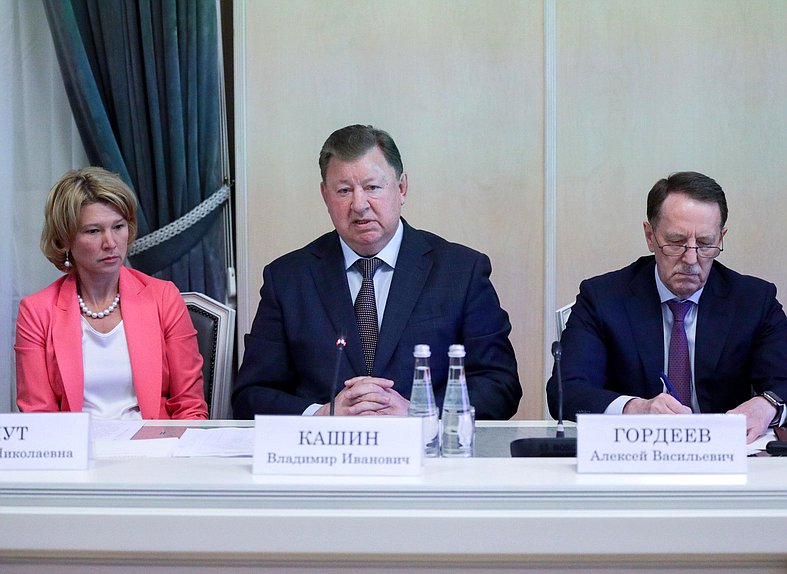 Министр сельского хозяйства РФ Оксана Лут, Председатель Комитета по аграрным вопросам Владимир Кашин и заместитель Председателя Государственной Думы Алексей Гордеев