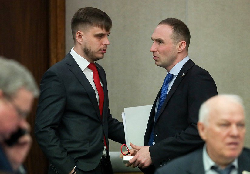 Член Комитета по информационной политике, информационным технологиям и связи Антон Ткачев и заместитель Председателя Комитета по развитию Дальнего Востока и Арктики Антон Басанский