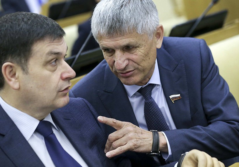 Заместитель Председателя Комитета по аграрным вопросам Алексей Лавриненко и член Комитета по безопасности и противодействию коррупции Адальби Шхагошев