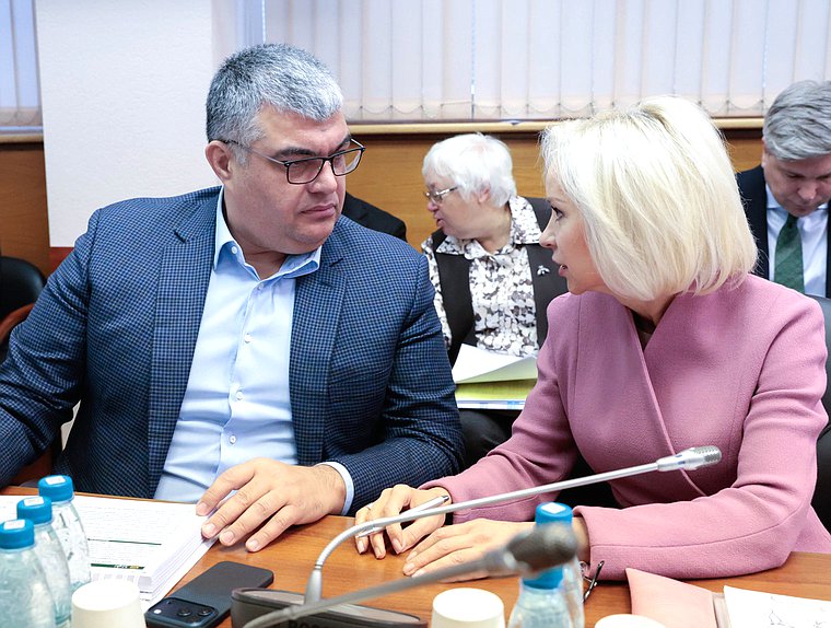 Первый заместитель Председателя Комитета по бюджету и налогам Каплан Панеш и Председатель Комитета по культуре Ольга Казакова