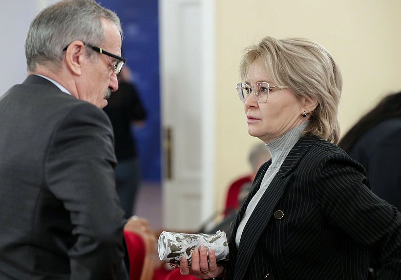 Заместитель Председателя Комитета по просвещению Нурбаганд Нурбагандов и член Комитета Эльвира Аиткулова