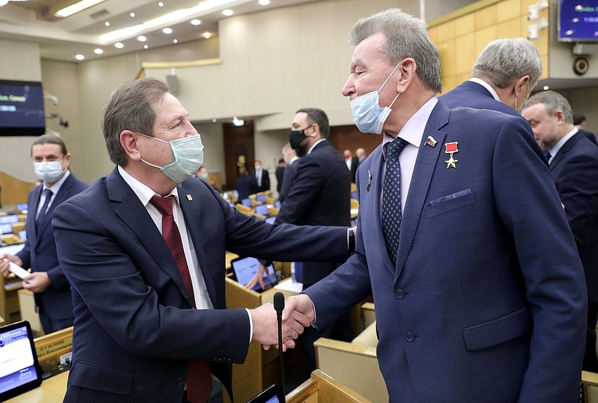 Заместитель Председателя Комитета по природным ресурсам, собственности и земельным отношениям Михаил Кузьмин и член Комитета Николай Антошкин