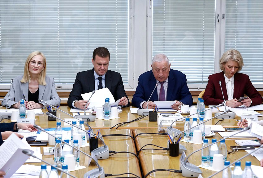 Заместитель Председателя Государственной Думы Ирина Яровая, Министр по развитию Дальнего Востока и Арктики Алексей Чекунков,Председатель Комитета по развитию Дальнего Востока и Арктики Николай Харитонов и аудитор Счетной палаты РФ Наталья Трунова