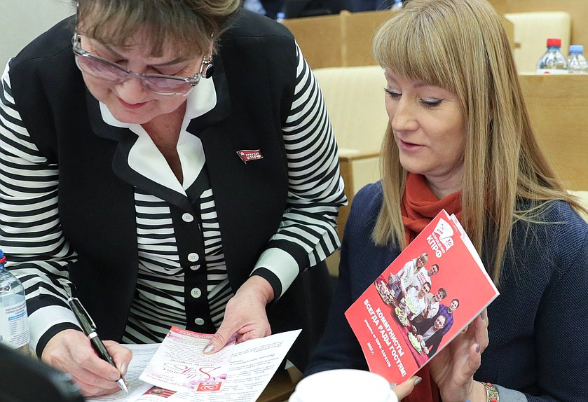 Член Комиссии по Регламенту и обеспечению деятельности Государственной Думы Ольга Алимова и Первый заместитель Председателя Комитета по международным делам Светлана Журова