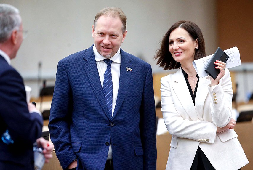 Заместитель Председателя Комитета по информационной политике, информационным технологиям и связи Олег Матвейчев и Первый заместитель Председателя Комитета по вопросам семьи, женщин и детей Татьяна Буцкая