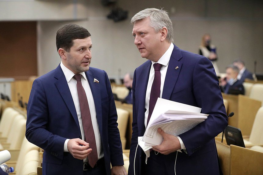 Член Комитета по энергетике Борис Гладких и член Комитета по государственному строительству и законодательству Дмитрий Вяткин