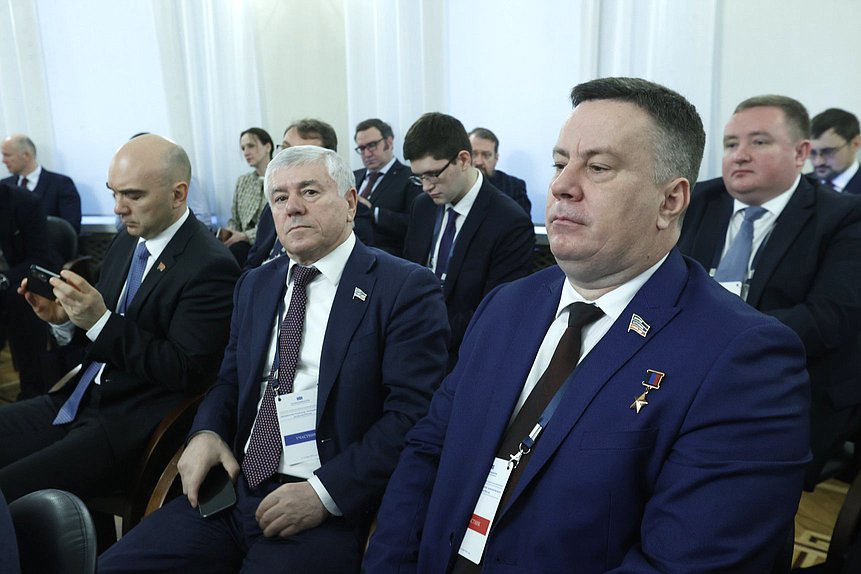 Председатель Комитета Народного Собрания Республики Дагестан по экономической политике, инвестициям и предпринимательству Сефер Алиев и Председатель Народного совета Донецкой Народной Республики Константин Кузьмин. Сессия «Пространственное развитие в контексте социально-экономических вызовов»