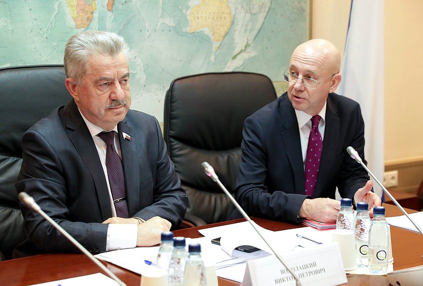 Первый заместитель Председателя Комитета по делам СНГ, евразийской интеграции и связям с соотечественниками Виктор Водолацкий и директор Департамента по многостороннему гуманитарному сотрудничеству и культурным связям Министерства иностранных дел РФ Александр Алимов