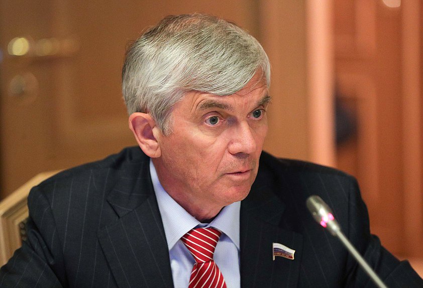 Член Комитета по охране здоровья Александр Петров