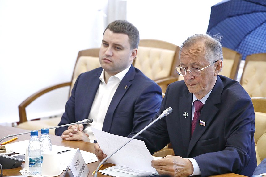 Первые заместители Председателя Комитета по развитию гражданского общества, вопросам общественных и религиозных объединений Артем Бичаев и Николай Бурляев