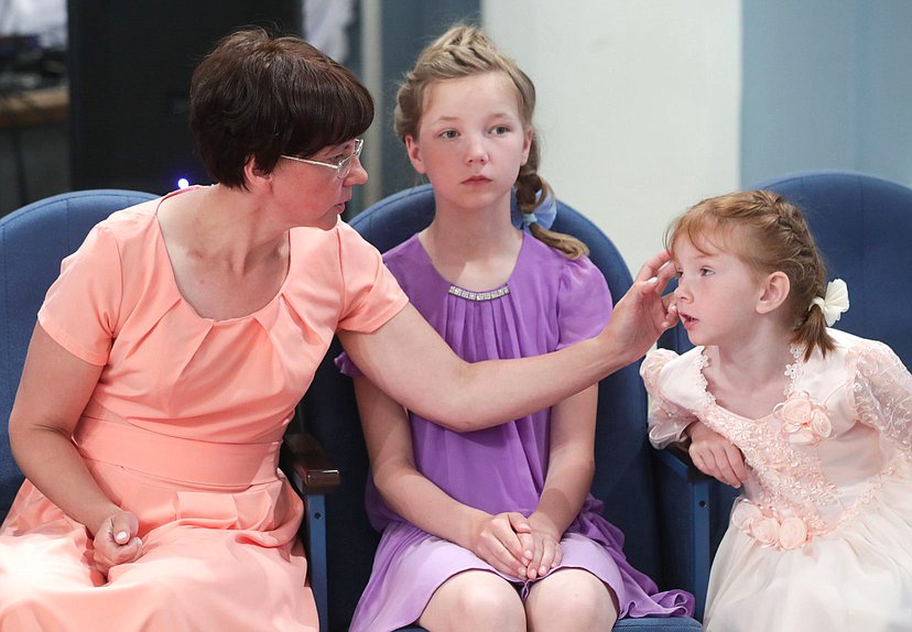 Встреча Комитета по вопросам семьи, женщин и детей с многодетными семьями в преддверии Дня семьи, любви и верности