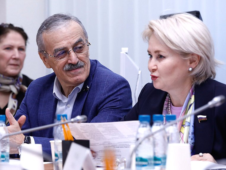 Заместитель Председателя Комитета по просвещению Нурбаганд Нурбагандов и член Комитета Эльвира Аиткулова